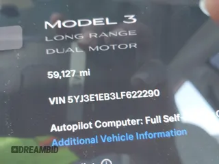 2020 Tesla Model 3 Long Range z VIN 5YJ3E1EB3LF622290, wystawiony jako IAAI lot #41978398 z przebiegiem 59 127 mil mil oraz . Historia ofert i sprzedaży dostępna na DreamBid. Obrazek 14.