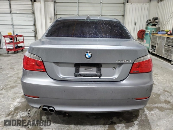 2008 BMW 5 Series 535i z VIN WBANW13538CZ75004, wystawiony jako Copart lot #54988245 z przebiegiem 110 736 mil mil oraz Czysty tytuł • Clean title. Historia ofert i sprzedaży dostępna na DreamBid. Obrazek 6.