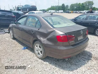 2012 Volkswagen Jetta TDI z VIN 3VWLL7AJ3CM349740, wystawiony jako IAAI lot #42576459 z przebiegiem 135 444 mil mil oraz . Historia ofert i sprzedaży dostępna na DreamBid. Obrazek 3.