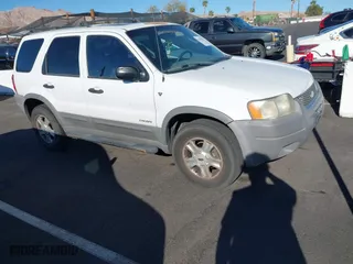 2001 Ford Escape XLT with VIN 1FMYU04181KD97470, listed as a IAAI auction lot 41896246 with 123,880 mi miles. Bid and sale history available at carsss.com. Image 1.