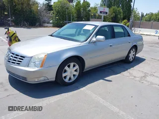 2006 Cadillac DTS 1SC z VIN 1G6KD57Y96U231893, wystawiony jako IAAI lot #42455221 z przebiegiem 135 807 mil mil oraz . Historia ofert i sprzedaży dostępna na DreamBid. Obrazek 2.