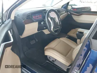 2016 Tesla Model X 70D z VIN 5YJXCAE23GF004285, wystawiony jako IAAI lot #42179024 z przebiegiem 108 472 mil mil oraz . Historia ofert i sprzedaży dostępna na DreamBid. Obrazek 5.