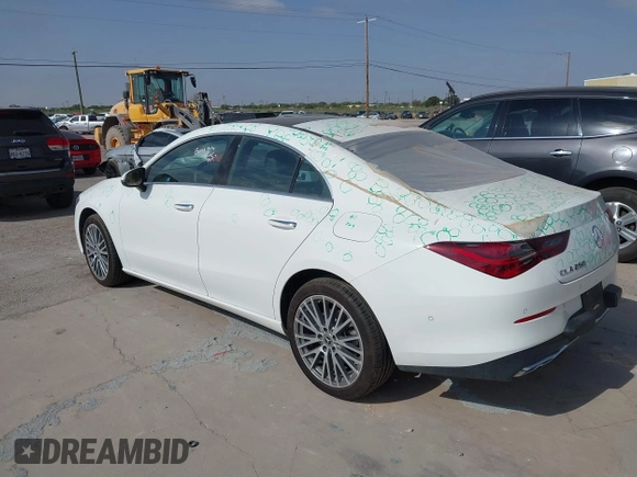 2025 Mercedes-Benz CLA 250 z VIN W1K5J4GB6SN522418, wystawiony jako IAAI lot #42428796 z przebiegiem 14 463 mil mil oraz . Historia ofert i sprzedaży dostępna na DreamBid. Obrazek 3.