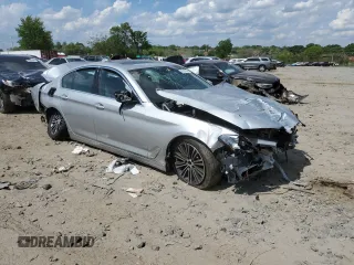 2020 BMW 5 Series 530i z VIN WBAJR3C06LWW60422, wystawiony jako Copart lot #55393945 z przebiegiem Nie podano mil oraz Tytuł czysty. Historia ofert i sprzedaży dostępna na DreamBid. Obrazek 4.