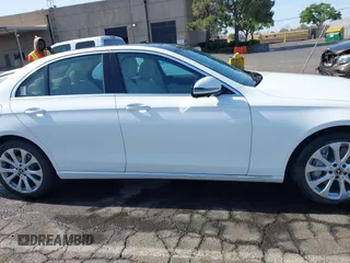 2017 Mercedes-Benz E 300 Luxury z VIN WDDZF4JB3HA236618, wystawiony jako IAAI lot #42489715 z przebiegiem 74 946 mil mil oraz . Historia ofert i sprzedaży dostępna na DreamBid. Obrazek 13.