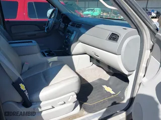 2009 Chevrolet Avalanche LT w/2LT with VIN 3GNFK22049G153834, listed as a IAAI auction lot 41770171 with 280,608 mi miles. Bid and sale history available at carsss.com. Image 5.