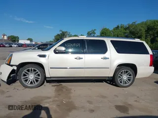 2013 Cadillac Escalade ESV Platinum Edition z VIN 1GYS4KEF2DR153626, wystawiony jako IAAI lot #42269429 z przebiegiem 252 875 mil mil oraz . Historia ofert i sprzedaży dostępna na DreamBid. Obrazek 14.
