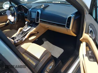 2016 Porsche Cayenne z VIN WP1AA2A26GKA13183, wystawiony jako IAAI lot #39110607 z przebiegiem Nie podano mil oraz . Historia ofert i sprzedaży dostępna na DreamBid. Obrazek 5.