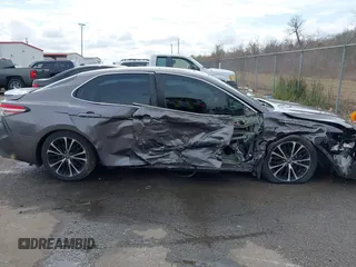 2018 Toyota Camry LE z VIN 4T1B11HK8JU635944, wystawiony jako IAAI lot #41672751 z przebiegiem 174 514 mil mil oraz . Historia ofert i sprzedaży dostępna na DreamBid. Obrazek 13.