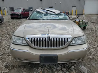 2005 Lincoln Town Car Signature Limited z VIN 1LNHM82W25Y620232, wystawiony jako Copart lot #57701395 z przebiegiem 263 977 mil mil oraz Nie do naprawy. Historia ofert i sprzedaży dostępna na DreamBid. Obrazek 5.