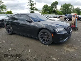 2019 Chrysler 300 S z VIN 2C3CCABG0KH601139, wystawiony jako Copart lot #59039125 z przebiegiem 82 672 mil mil oraz Czysty tytuł • Clean title. Historia ofert i sprzedaży dostępna na DreamBid. Obrazek 4.