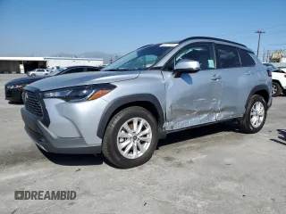 2022 Toyota Corolla Cross LE z VIN 7MUCAAAG8NV018512, wystawiony jako Copart lot #52577075 z przebiegiem 54 980 mil mil oraz Szkoda całkowita • Salvage title. Historia ofert i sprzedaży dostępna na DreamBid. Obrazek 1.