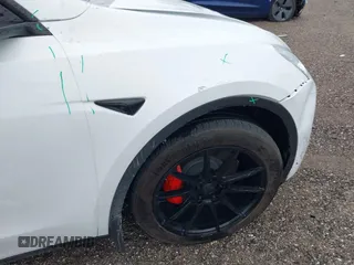 2022 Tesla Model Y Long Range z VIN 7SAYGDEE3NF426481, wystawiony jako IAAI lot #42076729 z przebiegiem 21 648 mil mil oraz . Historia ofert i sprzedaży dostępna na DreamBid. Obrazek 22.