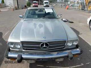 1982 Mercedes-Benz 380 SL z VIN WDBBA45A8CB017571, wystawiony jako IAAI lot #42483211 z przebiegiem 125 437 mil mil oraz . Historia ofert i sprzedaży dostępna na DreamBid. Obrazek 12.