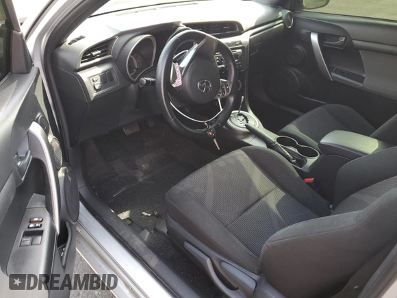 2013 Scion tC z VIN JTKJF5C70D3045008, wystawiony jako Copart lot #58628614 z przebiegiem 130 739 mil mil oraz Szkody całkowita. Historia ofert i sprzedaży dostępna na DreamBid. Obrazek 8.