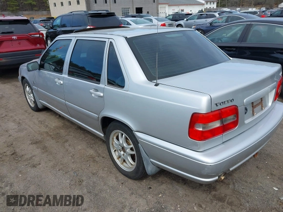 2000 Volvo S70 z VIN YV1LS56D0Y2667630, wystawiony jako IAAI lot #41898687 z przebiegiem 188 666 mil mil oraz . Historia ofert i sprzedaży dostępna na DreamBid. Obrazek 3.