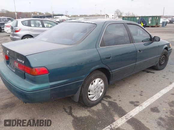 1997 Toyota Camry LE z VIN 4T1BG22K5VU024448, wystawiony jako IAAI lot #42019670 z przebiegiem 133 385 mil mil oraz . Historia ofert i sprzedaży dostępna na DreamBid. Obrazek 4.