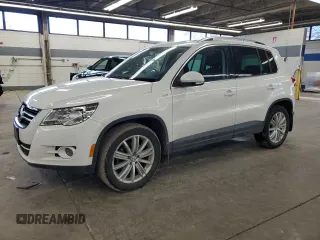 2010 Volkswagen Tiguan Wolfsburg Edition z VIN WVGAV7AX8AW536621, wystawiony jako Copart lot #46999385 z przebiegiem 97 147 mil mil oraz Czysty tytuł • Clean title. Historia ofert i sprzedaży dostępna na DreamBid. Obrazek 1.