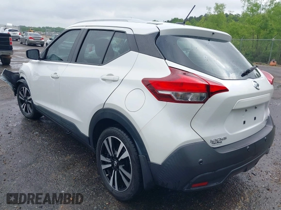 2020 Nissan Kicks SV z VIN 3N1CP5CV6LL479855, wystawiony jako IAAI lot #42112672 z przebiegiem 32 917 mil mil oraz . Historia ofert i sprzedaży dostępna na DreamBid. Obrazek 3.