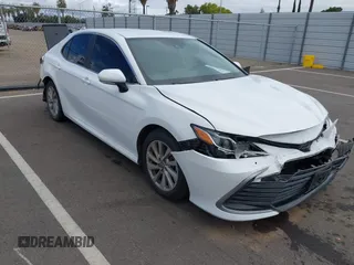 2023 Toyota Camry LE z VIN 4T1R11AK4PU801765, wystawiony jako IAAI lot #42244029 z przebiegiem 44 812 mil mil oraz . Historia ofert i sprzedaży dostępna na DreamBid. Obrazek 1.