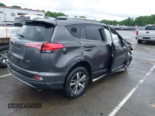 2018 Toyota RAV4 XLE z VIN JTMWFREV3JJ184752, wystawiony jako IAAI lot #42356452 z przebiegiem 79 532 mil mil oraz . Historia ofert i sprzedaży dostępna na DreamBid. Obrazek 4.