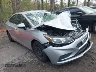 2017 Chevrolet Cruze LS z VIN 1G1BC5SMXH7122020, wystawiony jako IAAI lot #41936356 z przebiegiem 155 119 mil mil oraz . Historia ofert i sprzedaży dostępna na DreamBid. Obrazek 1.