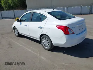 2012 Nissan Versa SV z VIN 3N1CN7APXCL925673, wystawiony jako IAAI lot #42533456 z przebiegiem 100 367 mil mil oraz . Historia ofert i sprzedaży dostępna na DreamBid. Obrazek 3.