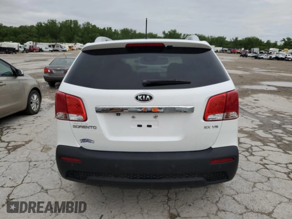 2013 Kia Sorento EX z VIN 5XYKUDA24DG411065, wystawiony jako Copart lot #55060245 z przebiegiem 171 799 mil mil oraz Czysty tytuł • Clean title. Historia ofert i sprzedaży dostępna na DreamBid. Obrazek 6.