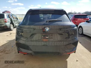 2023 BMW iX xDrive50 z VIN WB523CF04PCL57730, wystawiony jako Copart lot #44370183 z przebiegiem 5038 mil mil oraz . Historia ofert i sprzedaży dostępna na DreamBid. Obrazek 6.
