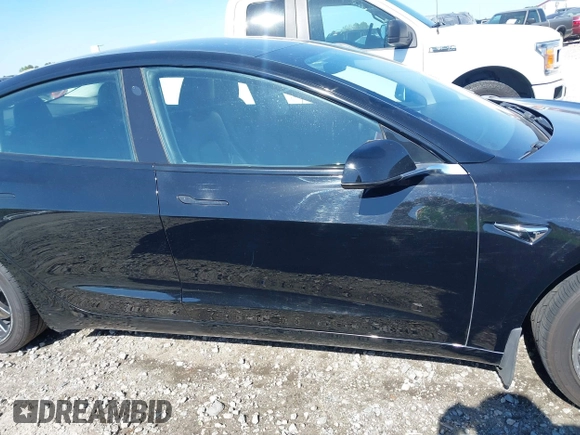 2018 Tesla Model 3 Long Range Battery z VIN 5YJ3E1EA9JF123109, wystawiony jako IAAI lot #42038158 z przebiegiem 133 361 mil mil oraz . Historia ofert i sprzedaży dostępna na DreamBid. Obrazek 13.