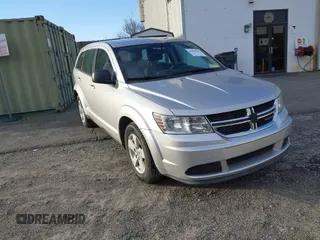 2013 Dodge Journey American Value z VIN 3C4PDCAB3DT610374, wystawiony jako IAAI lot #40899147 z przebiegiem 133 386 mil mil oraz . Historia ofert i sprzedaży dostępna na DreamBid. Obrazek 1.