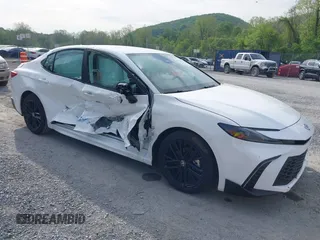 2025 Toyota Camry LE z VIN 4T1DAACK9SU126902, wystawiony jako IAAI lot #42151151 z przebiegiem Nie podano mil oraz . Historia ofert i sprzedaży dostępna na DreamBid. Obrazek 1.