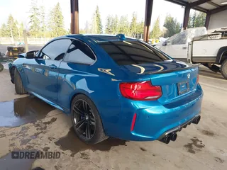 2018 BMW M2 z VIN WBS1J5C59JVA12718, wystawiony jako IAAI lot #41796602 z przebiegiem 53 707 mil mil oraz . Historia ofert i sprzedaży dostępna na DreamBid. Obrazek 3.