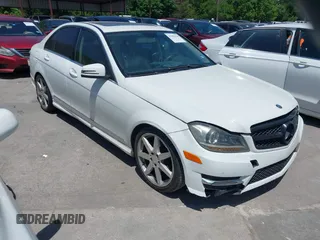 2013 Mercedes-Benz C 250 Sport z VIN WDDGF4HB7DA784290, wystawiony jako IAAI lot #42101430 z przebiegiem 135 886 mil mil oraz . Historia ofert i sprzedaży dostępna na DreamBid. Obrazek 1.