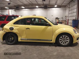 2015 Volkswagen Beetle Classic z VIN 3VWF17AT0FM611710, wystawiony jako IAAI lot #42209254 z przebiegiem 87 583 mil mil oraz . Historia ofert i sprzedaży dostępna na DreamBid. Obrazek 14.