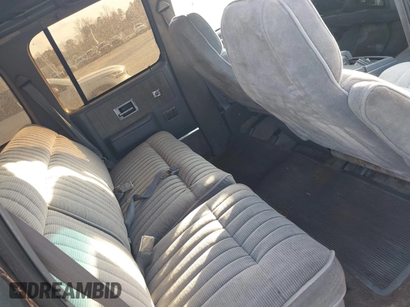 1989 GMC Suburban z VIN 1GKEV16KXKF536870, wystawiony jako IAAI lot #41531645 z przebiegiem 13 976 mil mil oraz . Historia ofert i sprzedaży dostępna na DreamBid. Obrazek 8.