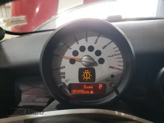 2011 MINI Hardtop z VIN WMWSU3C58BT095542, wystawiony jako Copart lot #57474055 z przebiegiem 41 490 mil mil oraz Szkoda całkowita • Salvage title. Historia ofert i sprzedaży dostępna na DreamBid. Obrazek 9.