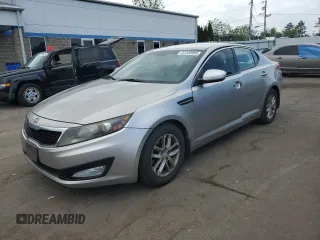 2012 Kia Optima LX z VIN 5XXGM4A70CG070588, wystawiony jako Copart lot #57240995 z przebiegiem 137 601 mil mil oraz Szkoda całkowita • Salvage title. Historia ofert i sprzedaży dostępna na DreamBid. Obrazek 1.