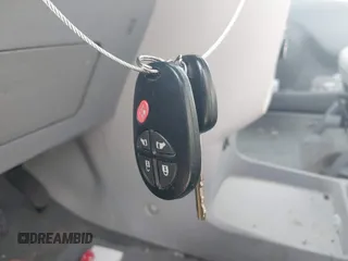 2014 Toyota Sienna LE AAS z VIN 5TDKK3DC8ES448581, wystawiony jako IAAI lot #39942249 z przebiegiem 158 131 mil mil oraz . Historia ofert i sprzedaży dostępna na DreamBid. Obrazek 11.