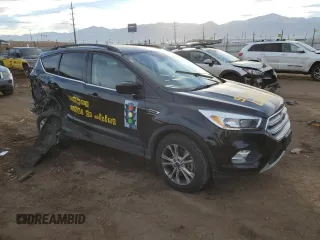 2018 Ford Escape SE z VIN 1FMCU9GDXJUD21466, wystawiony jako Copart lot #46266395 z przebiegiem Nie podano mil oraz Szkoda całkowita • Salvage title. Historia ofert i sprzedaży dostępna na DreamBid. Obrazek 4.