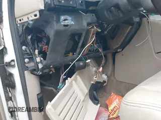 2005 GMC Yukon SLE z VIN 1GKEC13T25J140176, wystawiony jako IAAI lot #42267014 z przebiegiem Nie podano mil oraz . Historia ofert i sprzedaży dostępna na DreamBid. Obrazek 13.