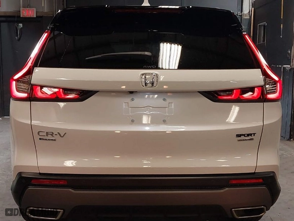 2024 Honda CR-V Hybrid Sport Touring with VIN 5J6RS6H9XRL015554, listed as a IAAI auction lot 40432327 with 2,584 mi miles. Bid and sale history available at carsss.com. Image 15.