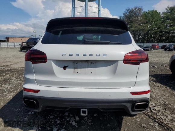 2017 Porsche Cayenne z VIN WP1AA2A23HKA80342, wystawiony jako Copart lot #60908035 z przebiegiem 61 583 mil mil oraz Szkoda całkowita • Salvage title. Historia ofert i sprzedaży dostępna na DreamBid. Obrazek 6.