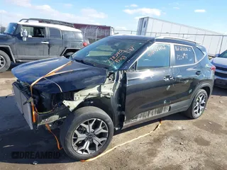 2021 Kia Seltos EX z VIN KNDERCAA6M7110505, wystawiony jako IAAI lot #41645002 z przebiegiem 45 403 mil mil oraz . Historia ofert i sprzedaży dostępna na DreamBid. Obrazek 2.