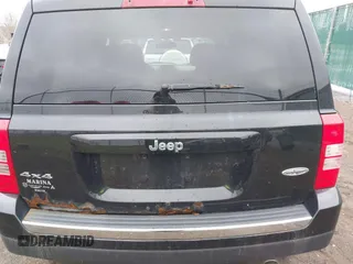 2016 Jeep Patriot Latitude with VIN 1C4NJRFB1GD523904, listed as a IAAI auction lot 42017736 with 164,705 mi miles. Bid and sale history available at carsss.com. Image 6.