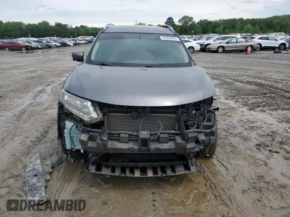 2016 Nissan Rogue SV z VIN 5N1AT2MM8GC740307, wystawiony jako Copart lot #55609835 z przebiegiem 64 882 mil mil oraz Czysty tytuł • Clean title. Historia ofert i sprzedaży dostępna na DreamBid. Obrazek 5.