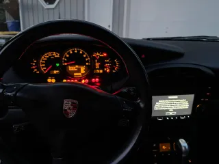 2004 Porsche 911 Carrera z VIN WP0CA299X4S651377, wystawiony jako Copart lot #60941235 z przebiegiem 139 410 mil mil oraz Szkoda całkowita • Salvage title. Historia ofert i sprzedaży dostępna na DreamBid. Obrazek 9.