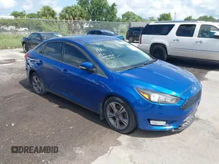 2018 Ford Focus SE z VIN 1FADP3FE8JL235284, wystawiony jako IAAI lot #42474964 z przebiegiem 50 267 mil mil oraz . Historia ofert i sprzedaży dostępna na DreamBid. Obrazek 1.