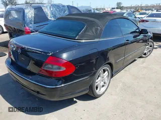 2007 Mercedes-Benz CLK 550 z VIN WDBTK72F07T079596, wystawiony jako IAAI lot #42140223 z przebiegiem 131 683 mil mil oraz . Historia ofert i sprzedaży dostępna na DreamBid. Obrazek 4.