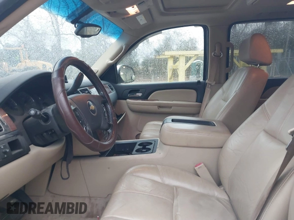 2007 Chevrolet Suburban LT с VIN 1GNFC16J17J187848, выставлен на аукционе IAAI как лот 41553241 с пробегом Не указан миль и . История ставок и продаж доступна на DreamBid. Изображение 5.